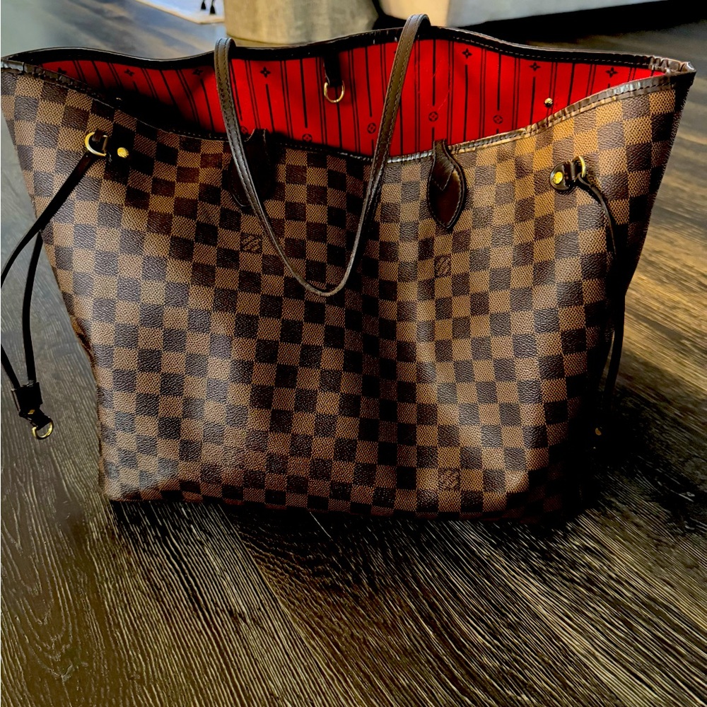 Impeccable condition Louis Vuitton Neverfull GM
(Largest size).